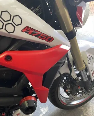Suzuki GSR 750 — zdjęcie 8