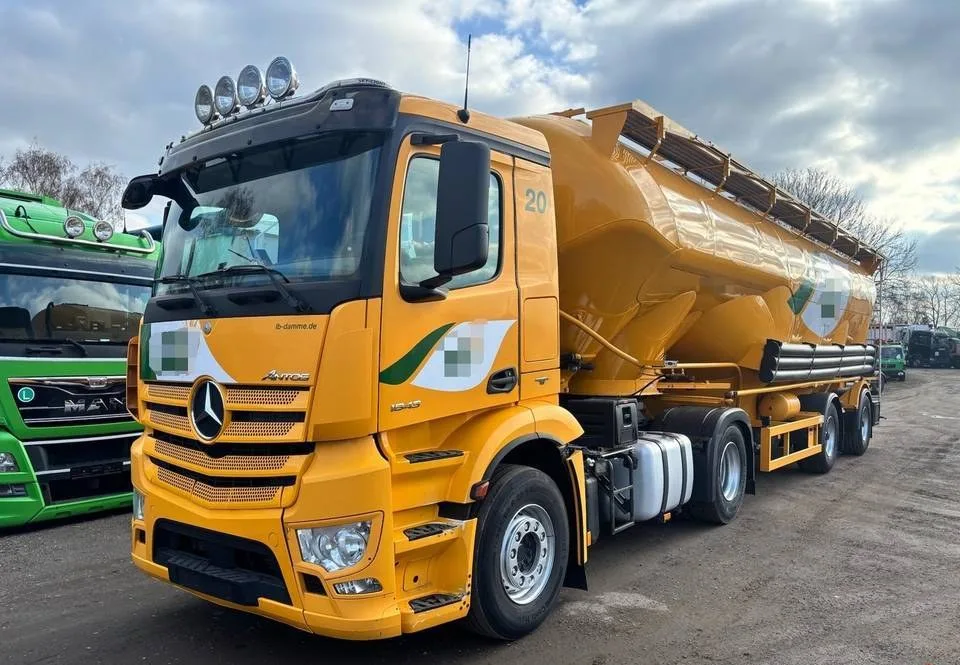 Ciagnik z sprezarka Mercedes